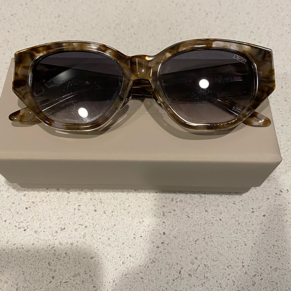 Dezi Sunglasses - Charge It